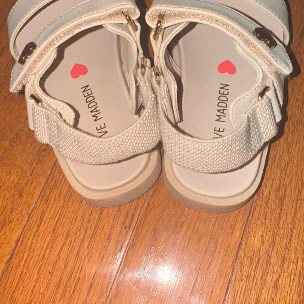 New Steve Madden Kids Cream Sandals with Heart Detail - Picture 3 of 4